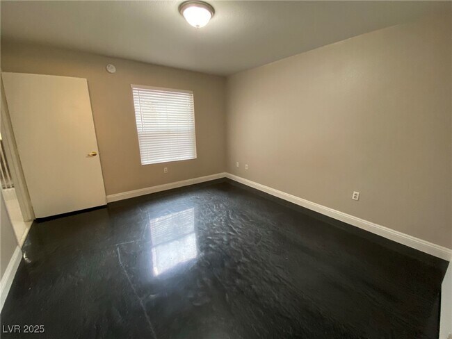 Building Photo - 555 E Silverado Ranch Blvd