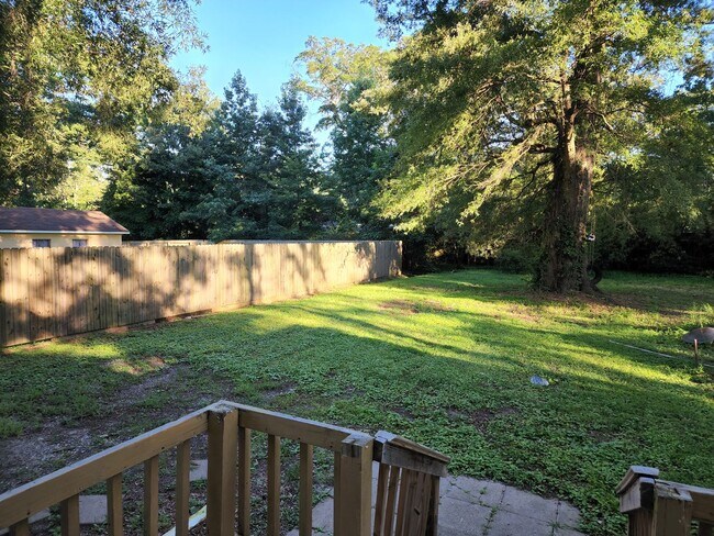 Building Photo - 2043 Maywood St