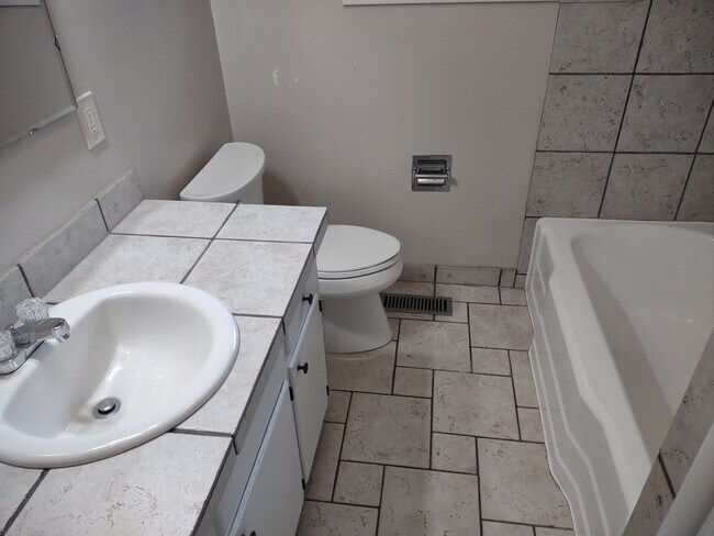 Building Photo - 1550 Corina Dr SE