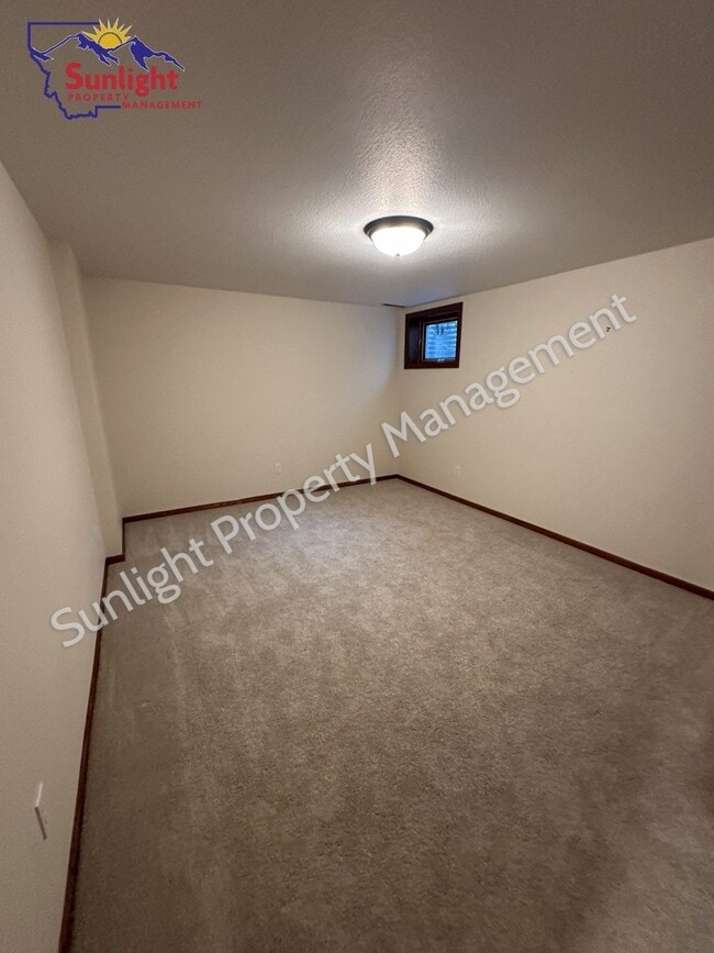 Building Photo - 4-Bedroom Retreat with 3.5 Baths in Billings – 4,378 Sq. Ft. of Comfort on Rimrock Road!