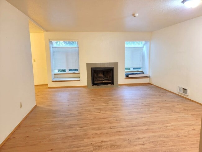 Building Photo - Sammamish Waterway 1 Bedroom + Den 1 BA Condo $1800.00