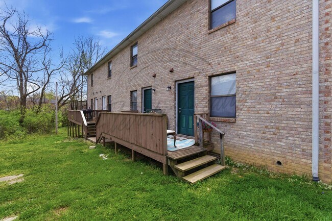 Building Photo - Spring Special: Charming 2 Bed / 1.5 Bath Townhouse in Cookeville