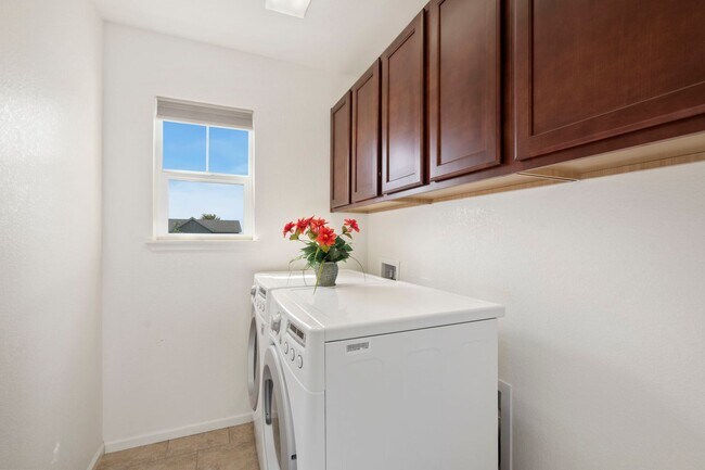 Building Photo - 3-Bed 3-Bed House