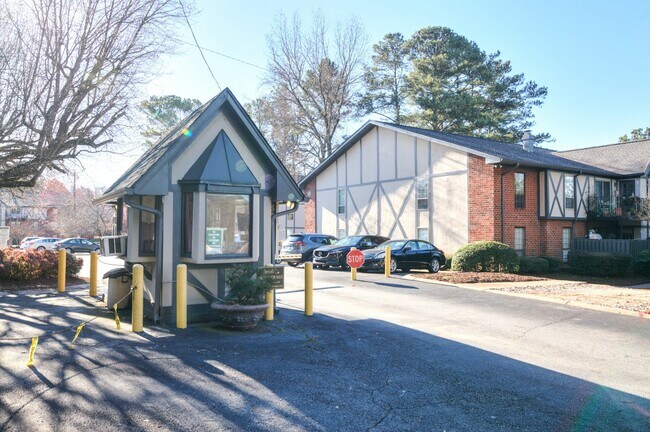 Building Photo - 6851 Roswell Rd NE