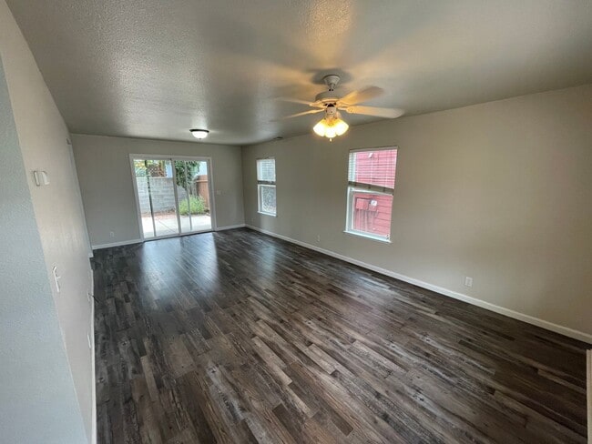 Building Photo - Updated 3 Bed 2 Bath Townhome Located at H...