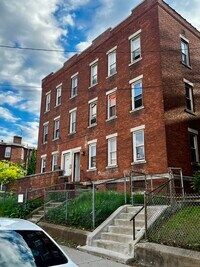 Building Photo - 143 Putnam St