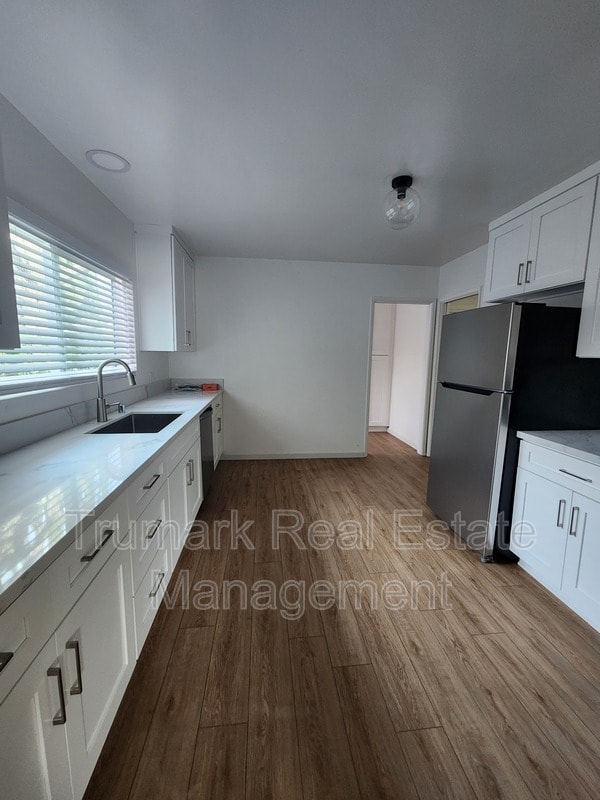 Building Photo - 1835 Lake St