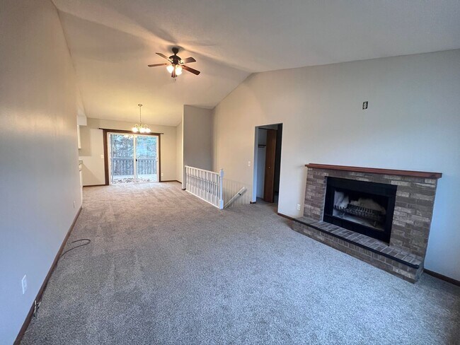 Building Photo - Three Bedroom Duplex in Rockford!