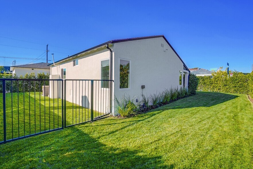 Building Photo - 4725 Sawtelle Blvd