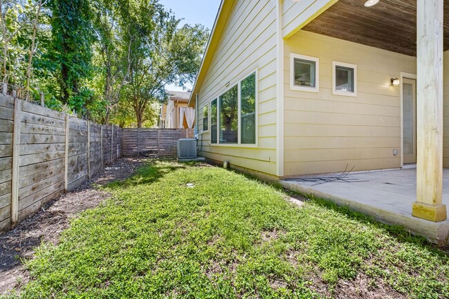 Building Photo - Stunning Modern Home in Desirable 78704 Ne...