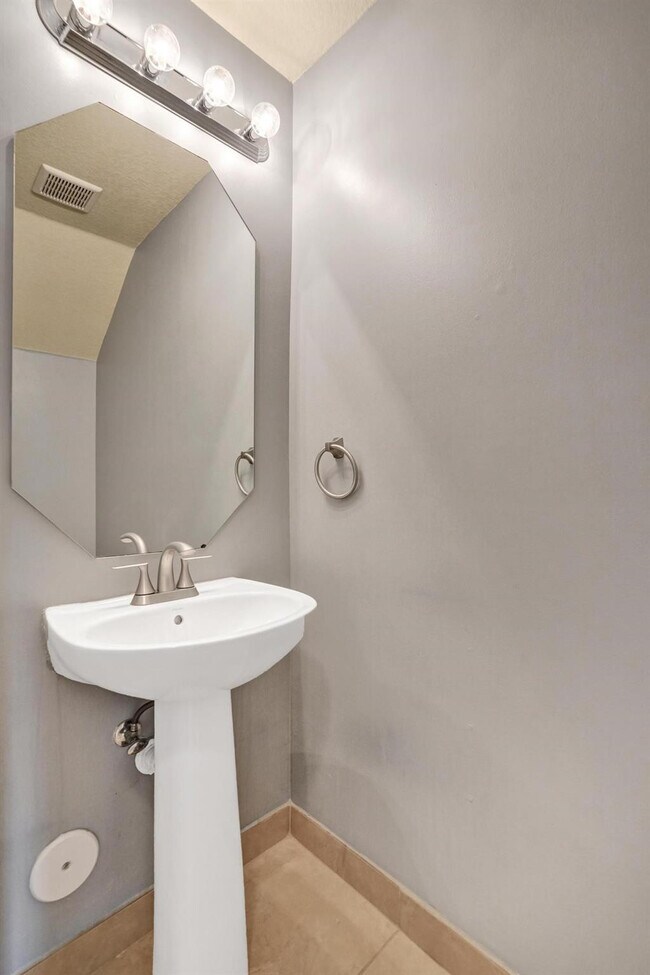 Building Photo - 6105 Grand Cypress Cir W