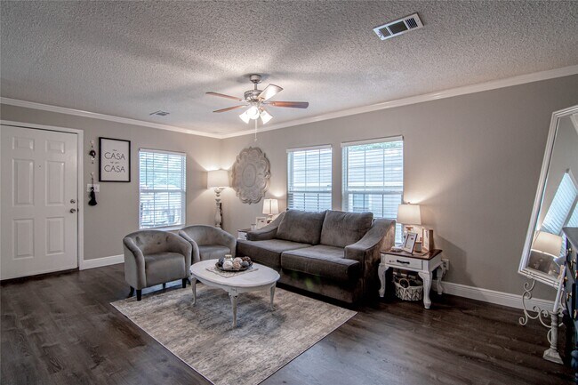 Building Photo - 160 Varsity Dr