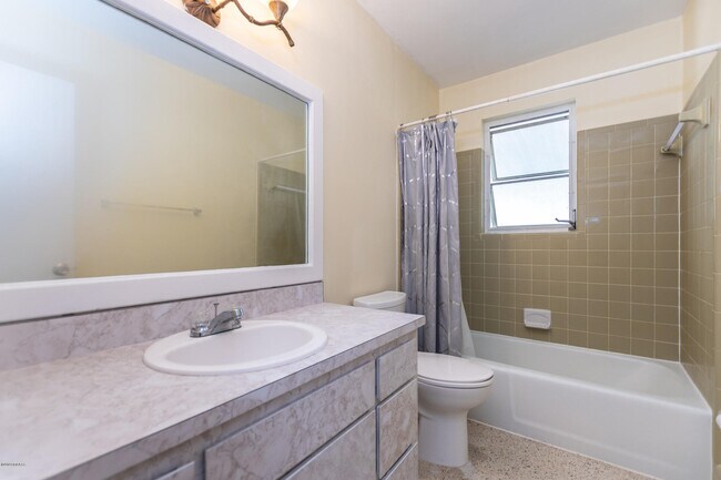 Building Photo - 136 Valencia Dr