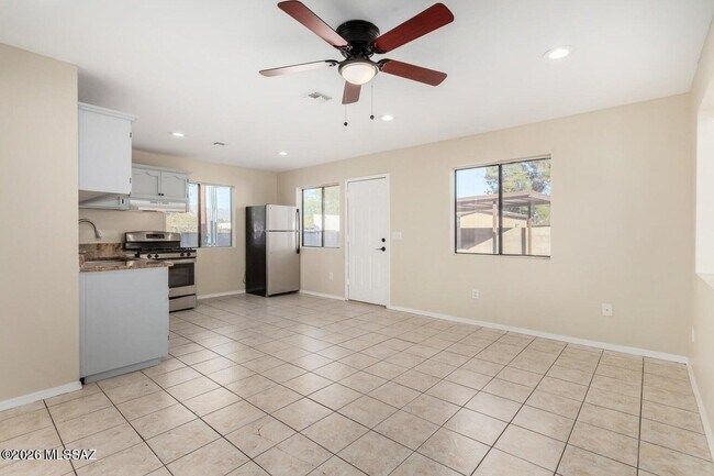 Building Photo - 548 S Country Club Rd