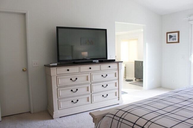 Building Photo - 660 Vista Lago Cir N