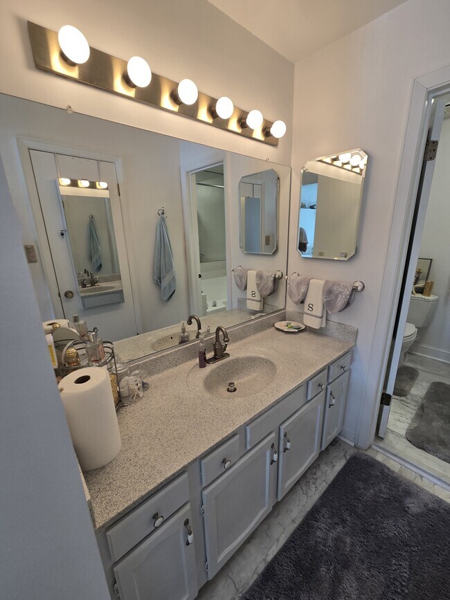 Building Photo - 2717 Seashore Cove
