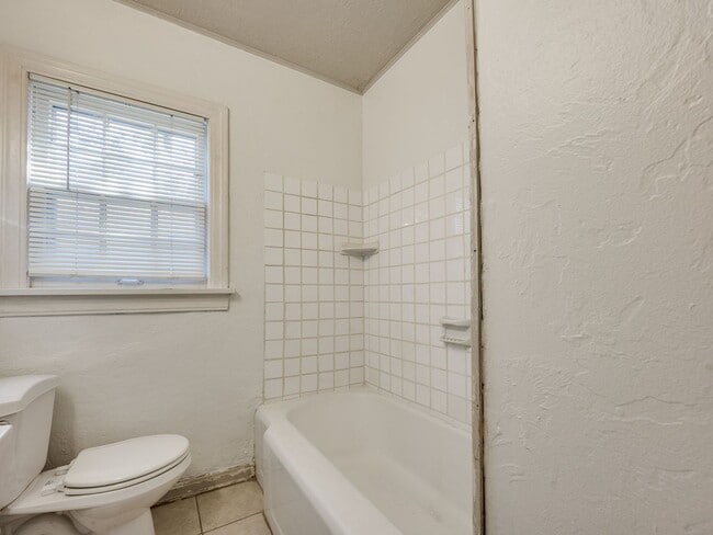 Building Photo - 2 Bed 1 Bath - Refrigerator Included - Urb...