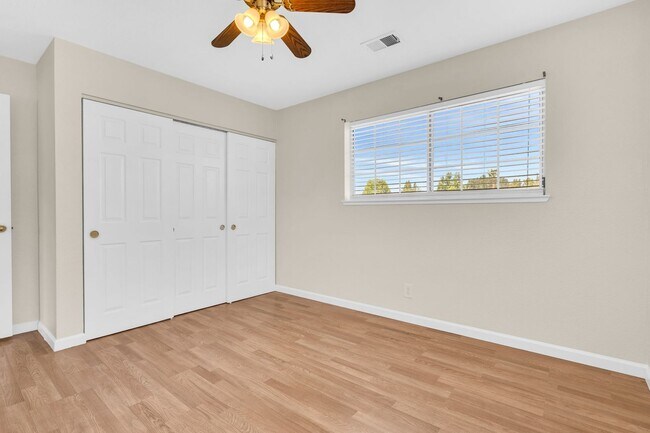 Building Photo - 880 Woodsong Ln