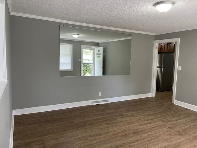 Building Photo - 3 BED, 1 BATH BRICK HOME IN RANDLEMAN!