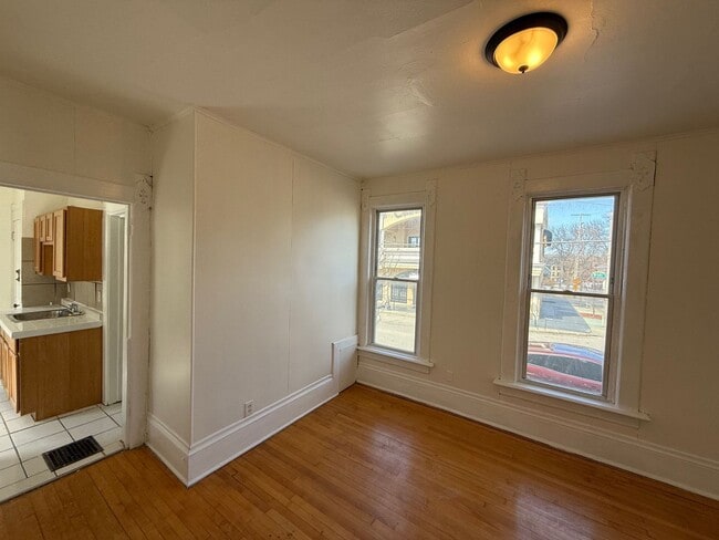 Building Photo - 1 Large Bedroom Lower Level Duplex in the heart of Brady Street.