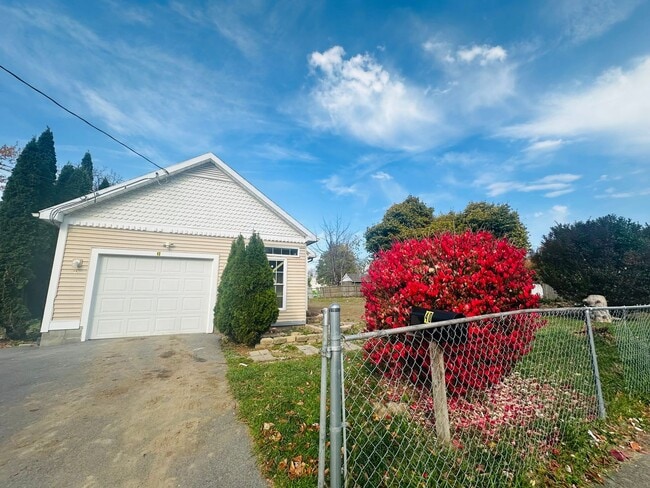 Building Photo - MOVE-IN READY !! BEAUTIFULLY  PROPERTY WITH HUGE YARD