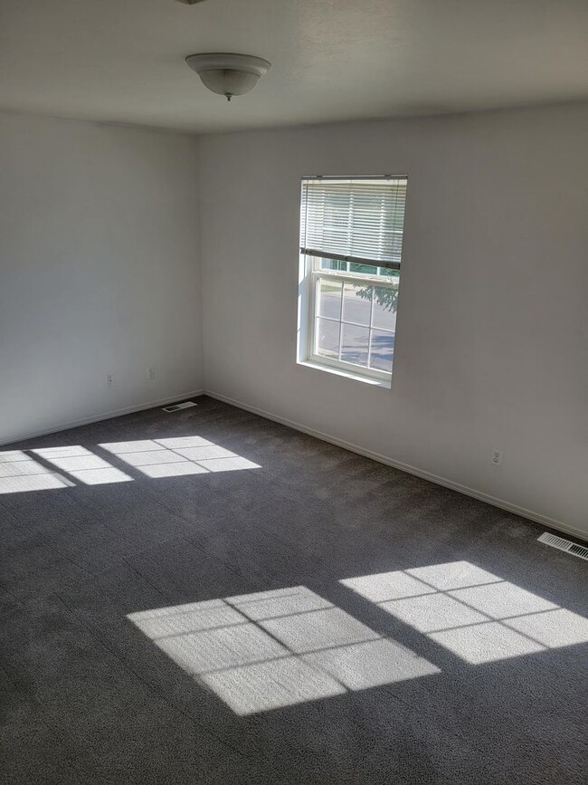Building Photo - 3305 Laredo Dr