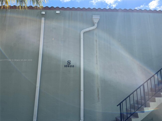 Building Photo - 10820 N Kendall Dr