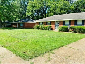 Building Photo - Clean Three Bedroom/One Bath