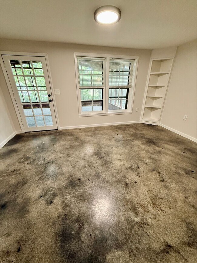 Building Photo - HUGE 4 Bedroom 2.5 Bath Donelson Ranch Cha...