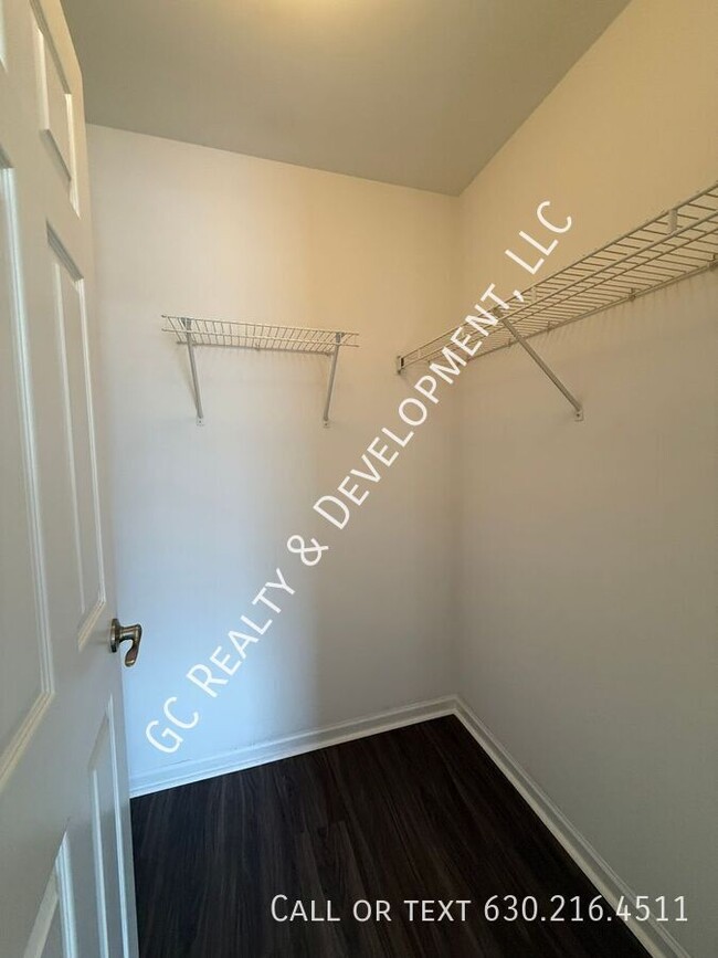 Building Photo - ***2 BDRM / 2ND FLOOR / WASHER & DRYER IN ...