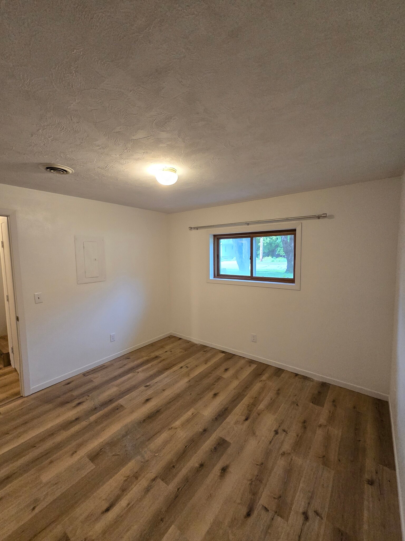 Building Photo - 1542 W River Dr