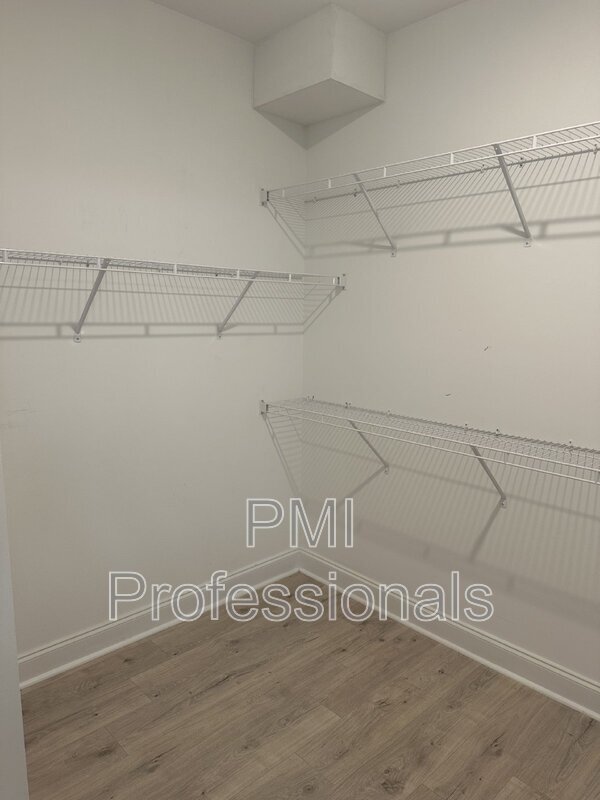 Building Photo - 1022 Stoneleigh Ln