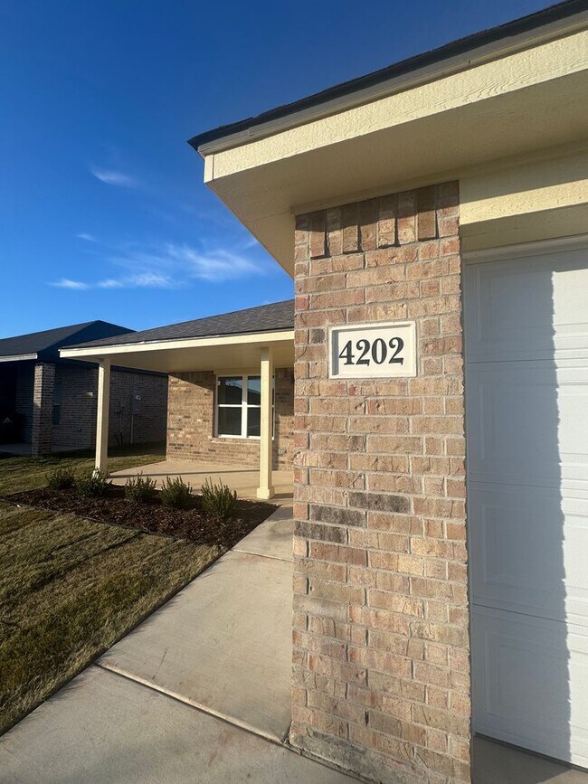 Building Photo - New build "Be the 1st to live THERE" 3/2/2 CISD 1/2 off special 1st month's rent