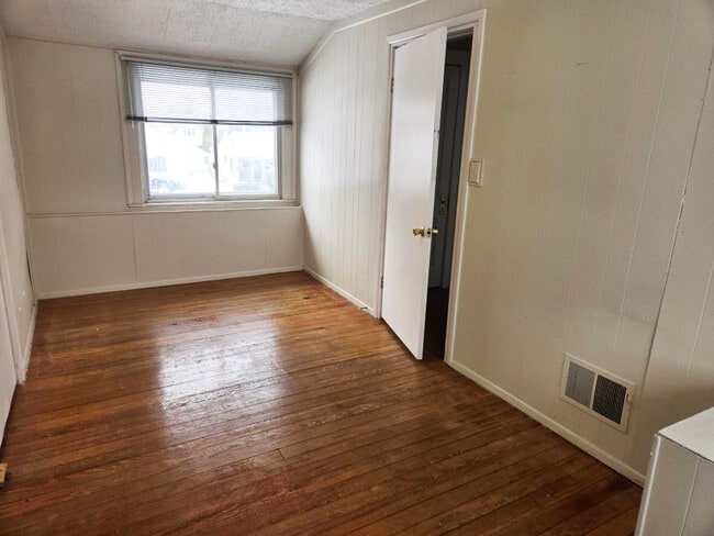 Building Photo - 3150 Phillips Ave