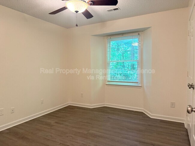 Building Photo - 1330 Park Glen Dr