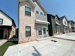 Building Photo - 618 W 2nd St