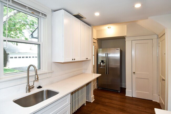 Building Photo - 633 24th St S