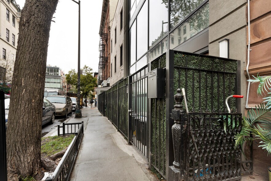 Building Photo - 251 W 18th St