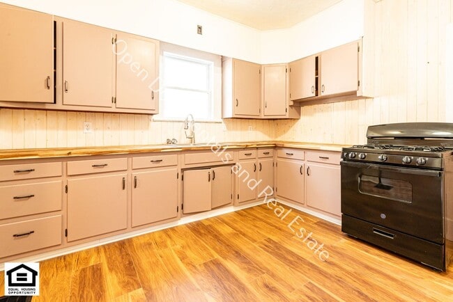 Building Photo - 4 bedroom home now available!