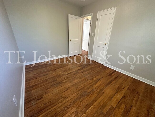 Building Photo - Spacious 2 Bedroom Condo