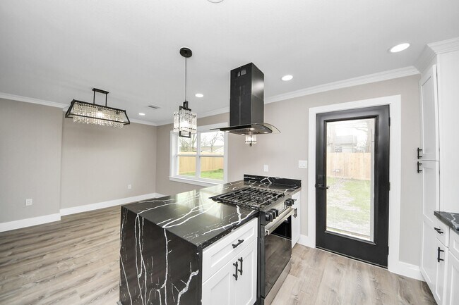 Building Photo - 10114 Fairfax St