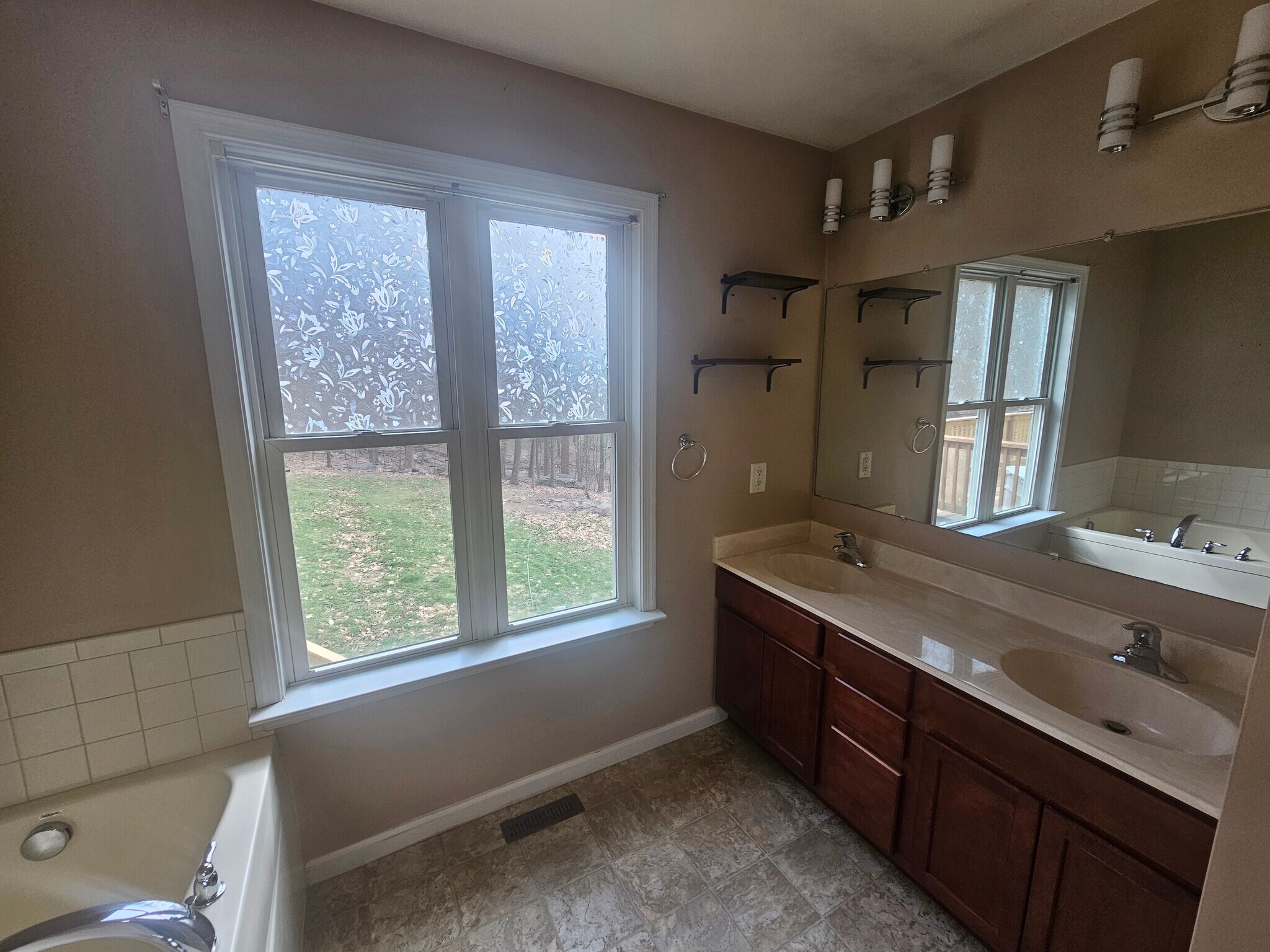 Master bathroom - 852 Gray Fox Rd