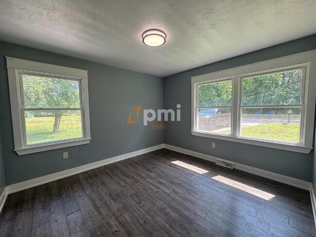 Building Photo - 132 S Elgin Ave