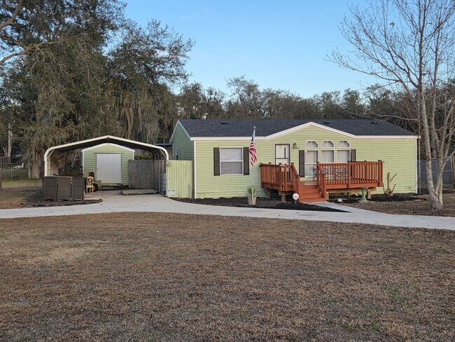 Building Photo - Super Cute 2/2 on almost half acre!