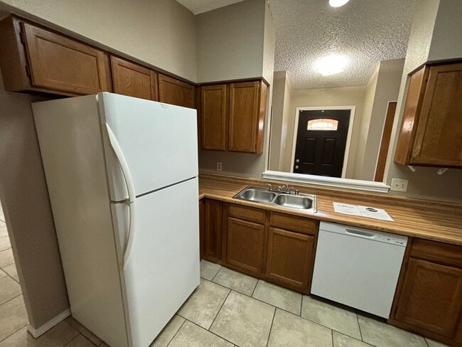 Building Photo - 2 bed 2 bath townhome