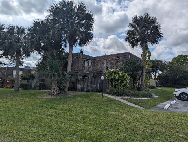 Primary Photo - 1717 Vista Oaks Cir NE