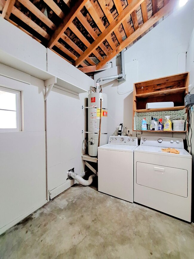 Building Photo - Beautifully Remodeled 3bd Single Story House With Bonus Room & Storage Space!