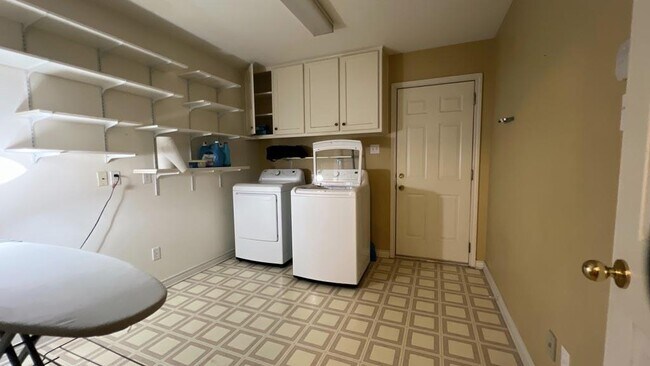 Building Photo - 903 Milroy Dr W