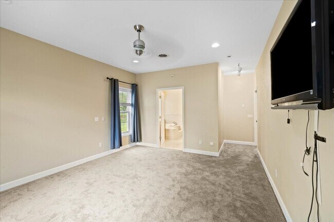 Building Photo - Bright and Spacious Home on Cascades Rd