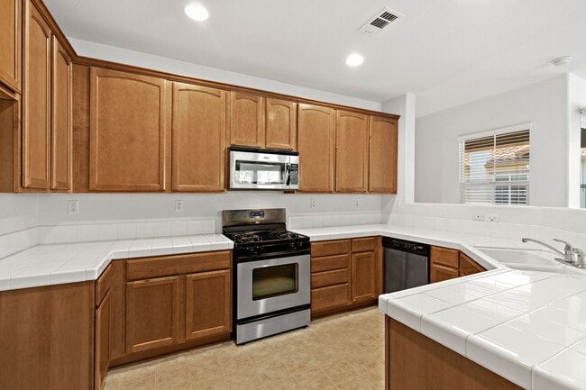 Building Photo - 2 bedroom Condo with an attached garage an...